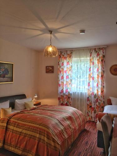 Una cama o camas en una habitación de Hotel Attaché