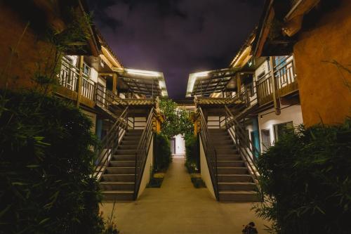 alejka ze schodami w budynku w nocy w obiekcie Lijiang Desti Youth Park Hostel w mieście Lijiang