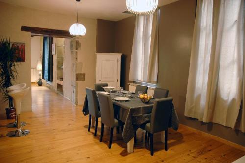 a dining room with a table and chairs at Maison Renaissance Monument Historique XV ème 1497 in Villefranche-de-Rouergue
