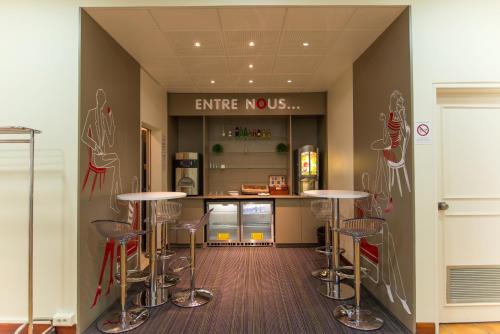 a bar in a restaurant with stools in a room at ibis Issy les Moulineaux "Val de Seine" in Issy-les-Moulineaux