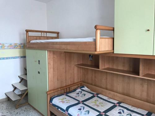 um quarto com 2 beliches e um armário em La Casa sul Fiume em Villa Santa Maria