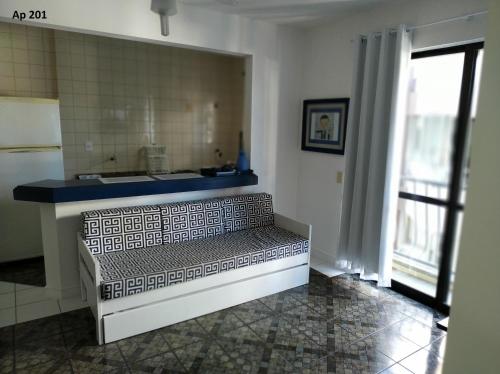 1 dormitorio con cama, lavabo y ventana en Goldani Lexus Plaza, en Florianópolis