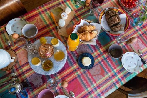 a table with a plate of eggs and bread on it at l'abri du viaduc in Saint-Satur