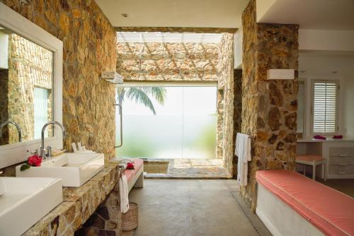 ein Badezimmer mit einem Waschbecken und einem großen Fenster in der Unterkunft Las Brisas Acapulco in Acapulco