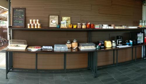 un bancone in una stanza con del cibo sopra di Q Zone Boutique House a Phra Nakhon Si Ayutthaya