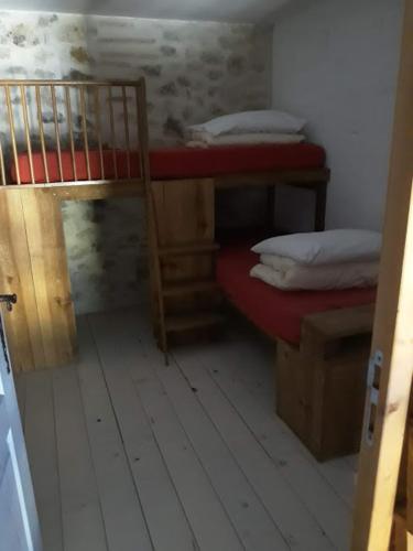 une petite pièce avec deux lits superposés dans l'établissement gîte 10 pers - Rimbes Casteljaloux, à Casteljaloux