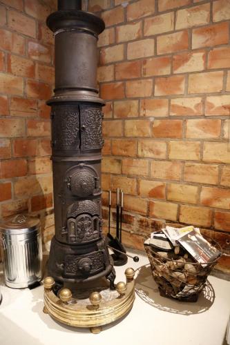 a black stove sitting on a table with a basket at Porshus Ferielejlighed in Sundstrup