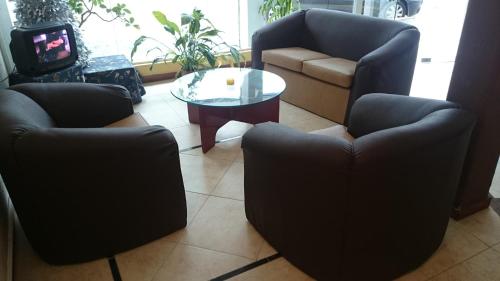 a living room with two chairs and a coffee table at Costa del Sol in San Clemente del Tuyú