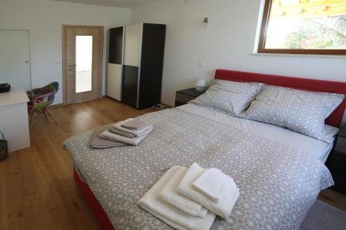 sypialnia z łóżkiem z ręcznikami w obiekcie Zeleni horizont w mieście Erdut