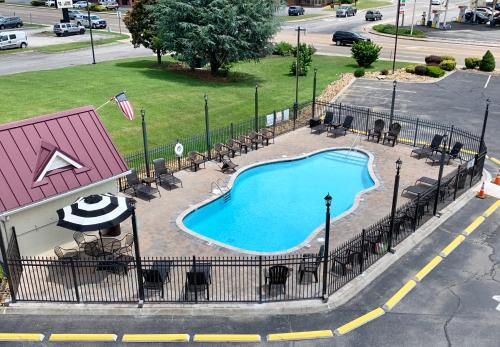 uma vista superior de uma piscina num hotel em Landmark Inn em Sevierville