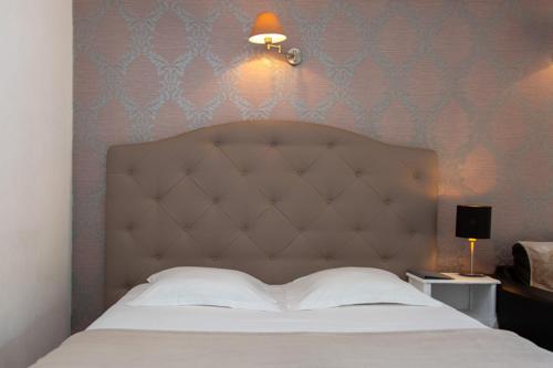 En eller flere senge i et værelse på Hôtel Le Golfe Ecolabel EU