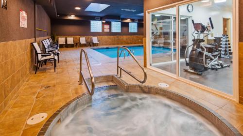 uma banheira de hidromassagem num ginásio com piscina em Best Western King George Inn & Suites em Surrey