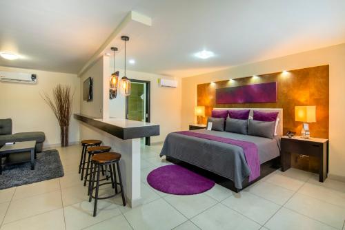 Schlafzimmer mit einem Kingsize-Bett und einem Schreibtisch in der Unterkunft Baja Inn Hoteles Ensenada in Ensenada