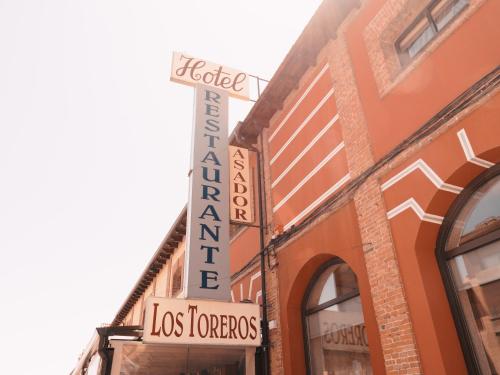 a sign for a store on the side of a building at Hotel Los Toreros in Tordesillas