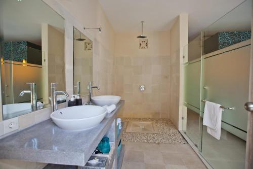 Un baño de Enigma Bali Villas