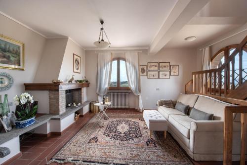 sala de estar con sofá y chimenea en Agriturismo Casale Ugolini, en Montespertoli