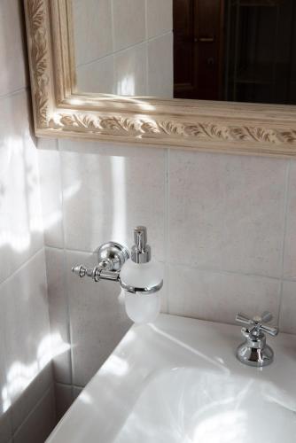 a bathroom sink with a mirror and a white sink at Agriturismo Casale Ugolini in Montespertoli