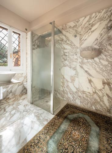 a bathroom with a shower and a sink at Agriturismo Casale Ugolini in Montespertoli