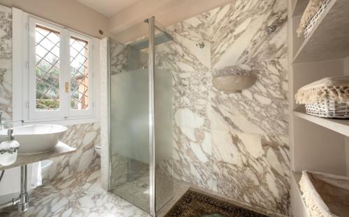 a bathroom with a glass shower and a sink at Agriturismo Casale Ugolini in Montespertoli