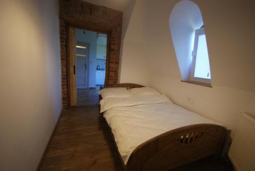 カルパチにあるZ Widokiem na Śnieżkę IIの窓付きの客室の小さなベッド1台分です。