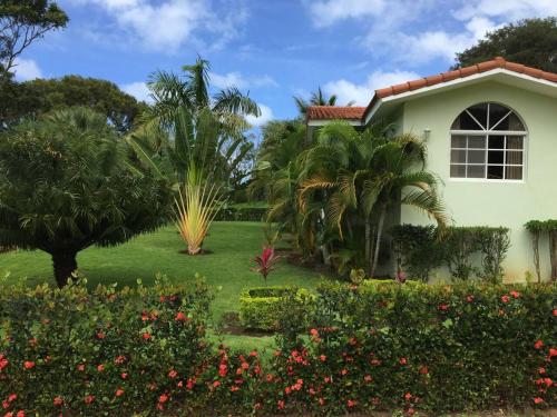 Jardín al aire libre en VillaTracey! Sosua 3 BR Pool Wifi Cable Maid #156