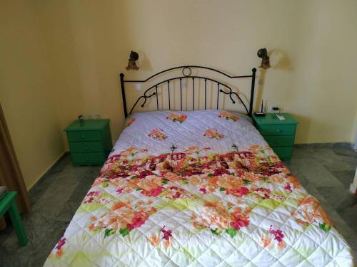 Un dormitorio con una cama con un edredón de flores. en Irini Studios, en Plomari