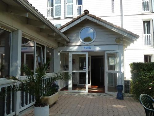 Muka bangunan atau pintu masuk Hotel & Restaurant Heliotel
