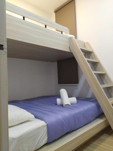 a bunk bed in a room with a bunk bedutenewayewayangering at The Wave Residence in Malacca
