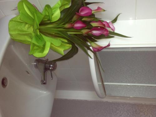 a bouquet of flowers sitting on top of a toilet at Magnolia House in Taurianova