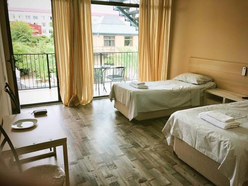 Rúm í herbergi á Hotel Amigo II