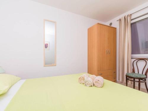 sypialnia z łóżkiem i dwoma ręcznikami na nim w obiekcie Apartment F-3 Klimno w mieście Klimno