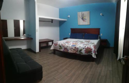 En eller flere senge i et værelse på Hotel La Finca