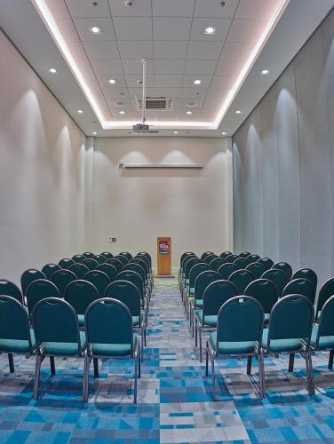 a room with a row of chairs in a room at Rio Hotel by Bourbon Campinas in Campinas