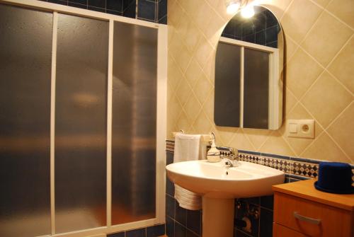 Koupelna v ubytování Casas Rurales Mirador Al Castillo