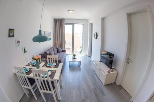 een woonkamer met een bank en een tafel bij Apart SKY Residence with sea view in DELMAR in Budva