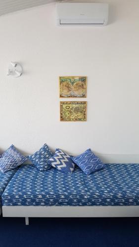 Bett mit blauer Bettwäsche in einem Zimmer in der Unterkunft Neum Beach Apartment in Neum