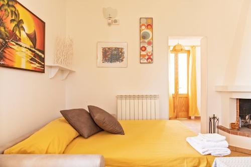 ガリポリにあるVilla Nanniの暖炉付きの客室内の大きな黄色のベッド1台