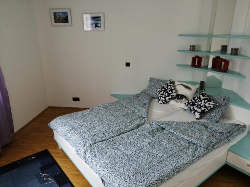 1 dormitorio con 1 cama con manta en Salzkammergut-Live, en Vorchdorf