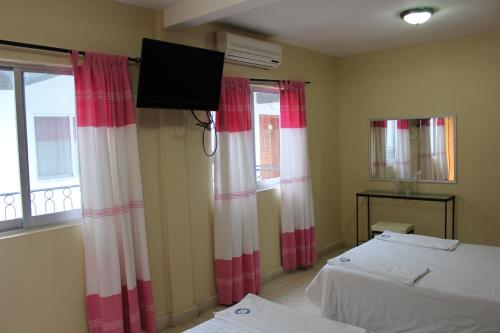 Habitación con 2 camas y TV de pantalla plana. en Hotel Casablanca Tuxtla, en Tuxtla Gutiérrez
