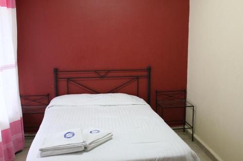 a bed with two white towels on top of it at Hotel Casablanca Tuxtla in Tuxtla Gutiérrez