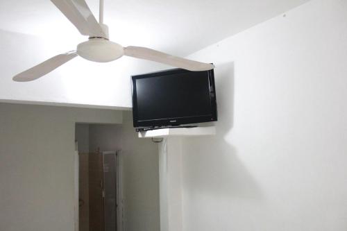 a flat screen tv on a ceiling fan in a room at Hotel Casablanca Tuxtla in Tuxtla Gutiérrez