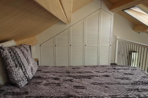 ein Schlafzimmer mit einem großen Bett im Dachgeschoss in der Unterkunft Albatros in Schoorl