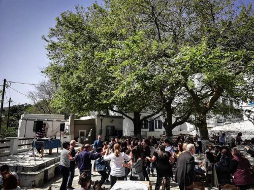 a crowd of people standing around in front of a stage at Aegean Breeze in DYO CHORIA TINOS in Triandáros