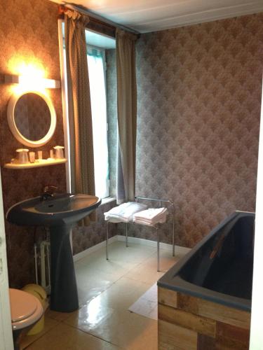 une salle de bain avec un lavabo et une baignoire dans l'établissement Hotel du Rempart, à Sancerre