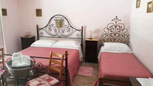 a bedroom with two beds and a table and chairs at Cinisi 89 B&B in Cinisi