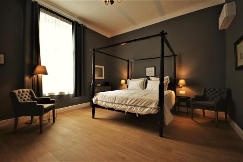 เตียงในห้องที่ Villa de Noailles