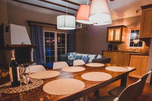 a living room with a dining room table with chairs at Leśna Oaza in Borek