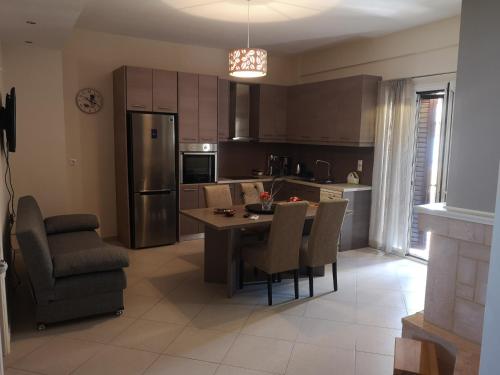 A seating area at Eleni Apartment