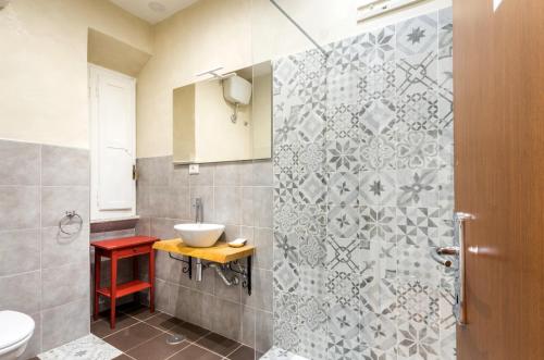 uma casa de banho com um chuveiro, um lavatório e um WC. em La dolce vita QG em Roma