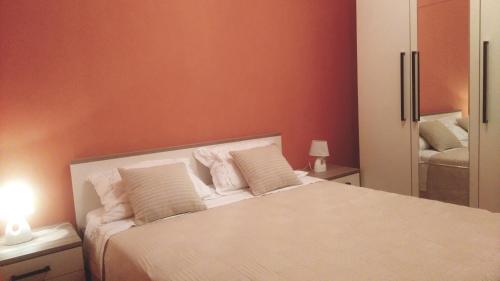 una camera da letto con un grande letto bianco con due cuscini di Apartment M&M a Brna